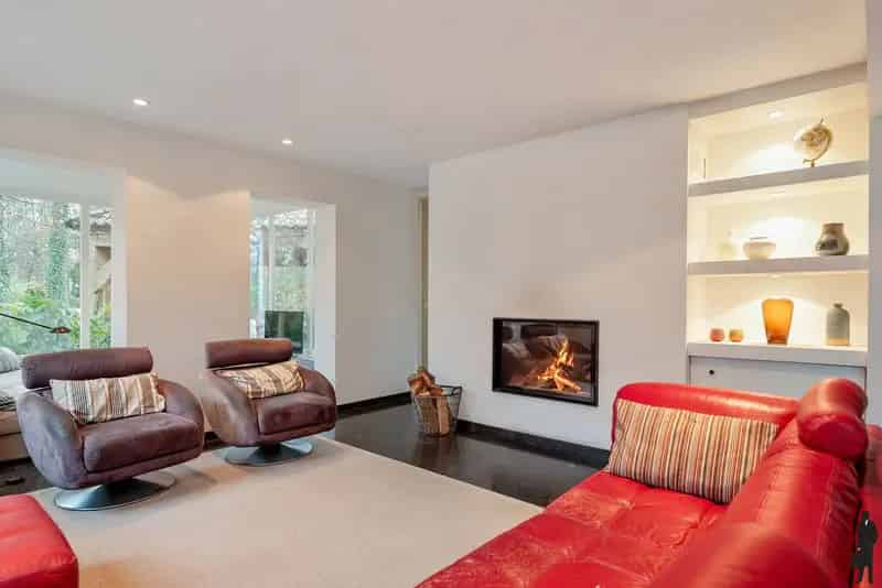 Woning met zwembad op zuidgericht perceel van ca. 2145 m²