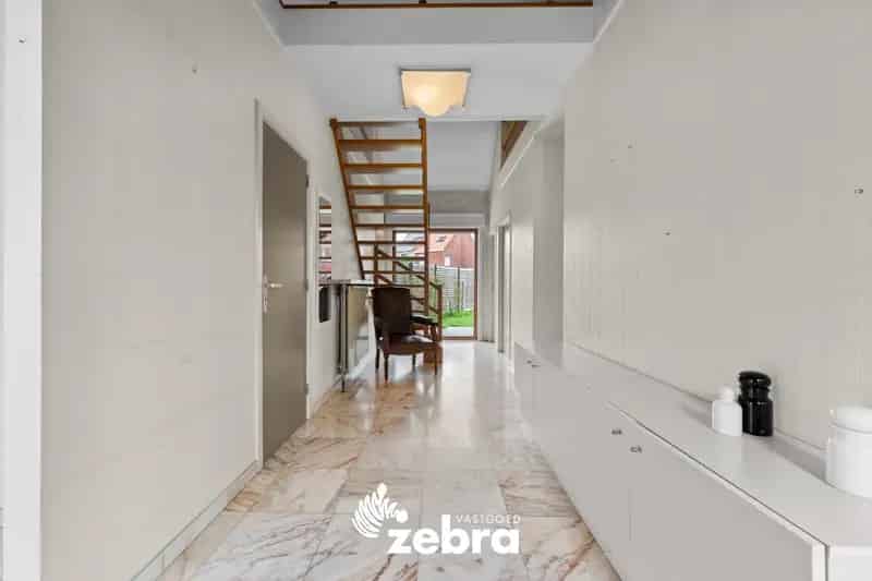 Op te frissen alleenstaande woning met vier of meer slaapkamers & garage te Roeselare!