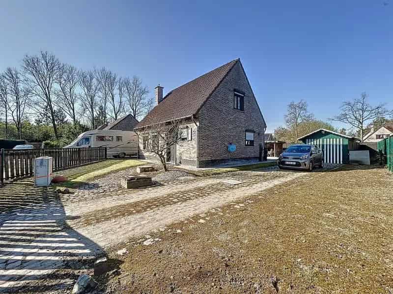 open bebouwing met 2 slaapkamers en garage op perceel van 677m²
