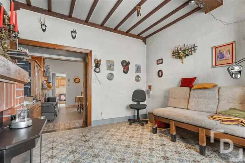 Te renoveren woning met uitweg op centrale locatie in Ieper.