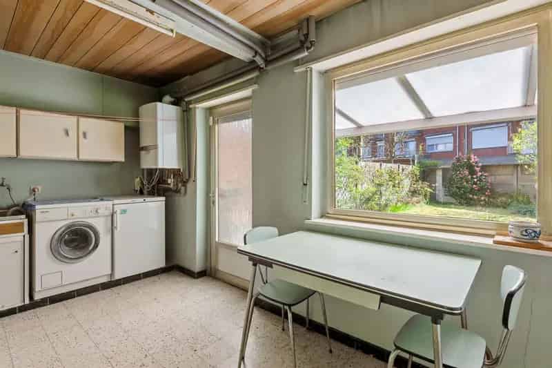 Op te frissen bel-étage met 2 slaapkamers, tuin en terras!