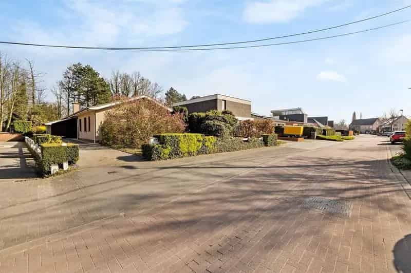 Uitstekend gelegen gezinswoning (type bungalow) met 4 slaapkamers, garage en een aangename tuin (1.067m²)