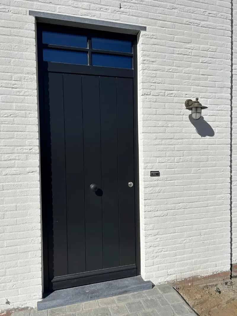 Mooie, wit gekaleide koppelwoning TE KOOP met een authentieke look, tuin en inpandige garage.