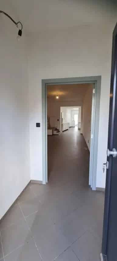 Vernieuwde EENGEZINSWONING met 2 slaapkamers en bureel.