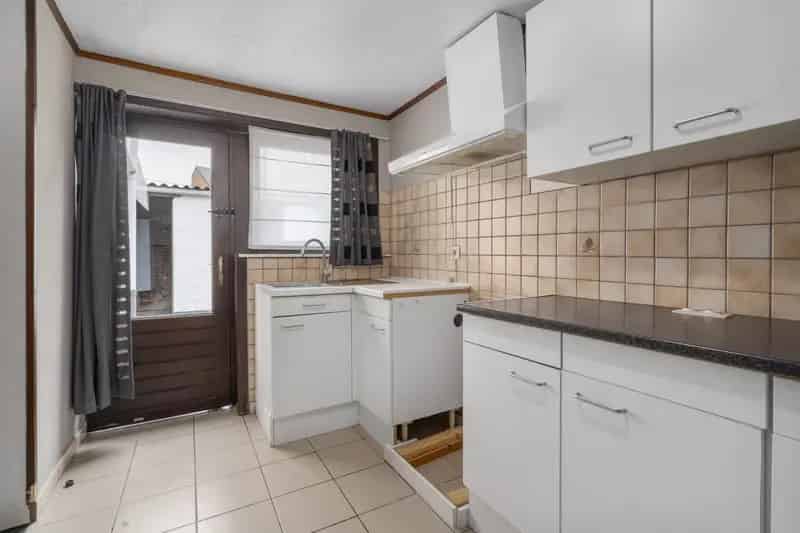 Ben je op zoek naar een woning met veel potentieel? Zoek niet verder! Deze te renoveren woning in het rustige Impe biedt een unieke kans om je nieuwe thuis te creëren.

Indeling gelijkvloers: 
- Woonkamer
- Keuken
- Badkamer met ligbad
- 1 slaapkamer of d