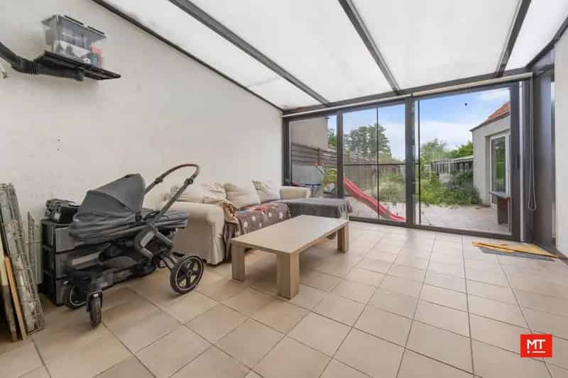 Op te frissen halfopen woning met 4 slaapkamers, tuin en garage