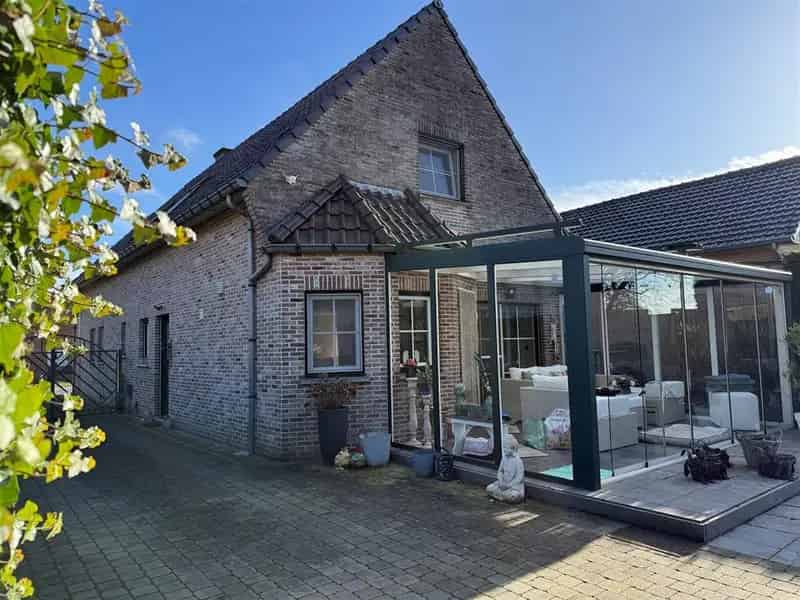Stijlvolle vrijstaande woning met ruimte voor vrij beroep, garage en verwarmd zwembad op ruim perceel