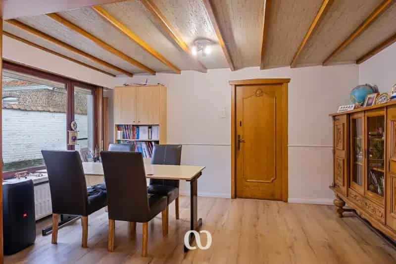 Gedeeltelijk gerenoveerde half open bebouwing met atelier