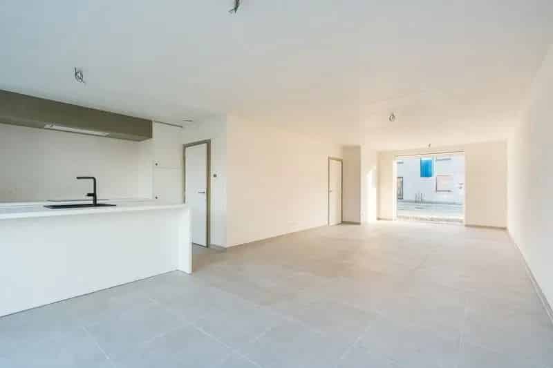 Instapklare nieuwbouwwoning met zonnige tuin te Roeselare