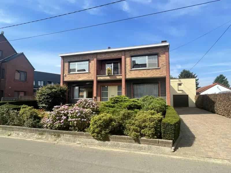 Ruime woning met 5 slaapkamers op perceel van 11a69ca!