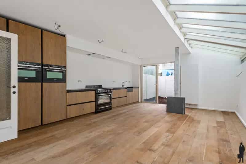 Gerenoveerde gezinswoning met 4 slaapkamers en tuin