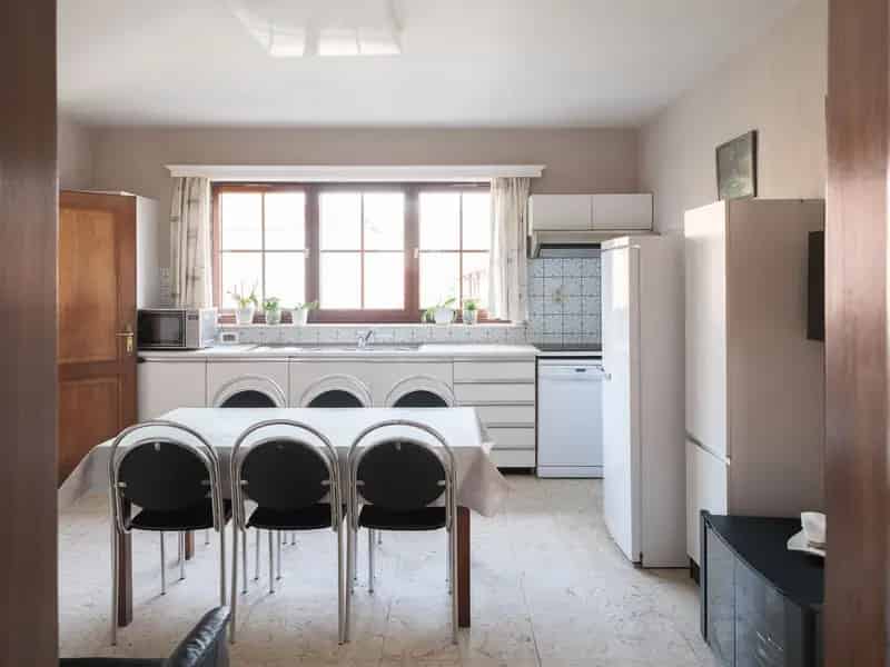 Villa met bijgebouwen op de grens met Hansbeke