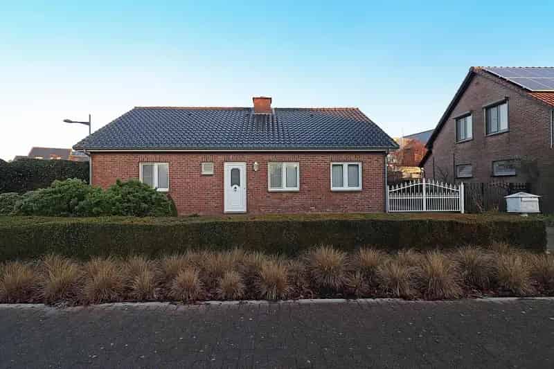 Ruime woning met 4 slpk. en garage in centrum Molenbeersel.