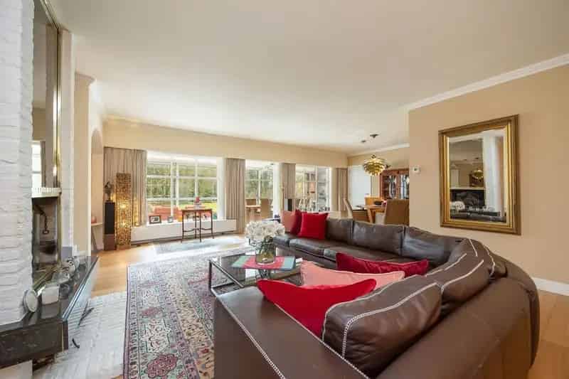 Villa met binnenzwembad in doodlopende straat