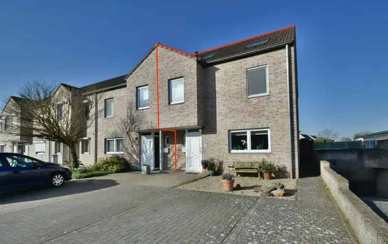 Halfvrijstaande ruime gezinswoning met 5 slaapkamers, zonnepanelen en zonnige stadstuin vlakbij Maastricht