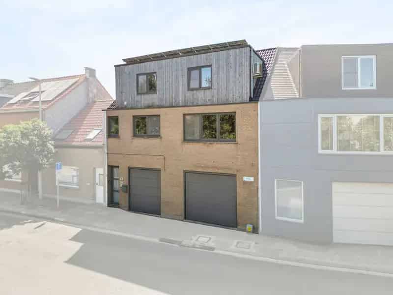 Instapklare woning met ruime garage/opslagplaats in Bredene.