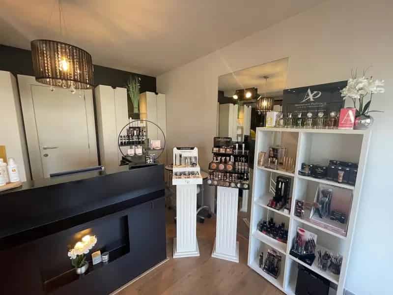 Genk, Landwaartslaan 7A: Instapklaar handelspand van 43 m² – Ideaal voor zelfstandig beroep of kleine handelszaak.