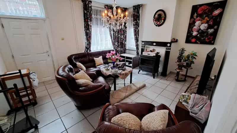 Te renoveren ruime woning met 3 slaapkamers en binnenkoer