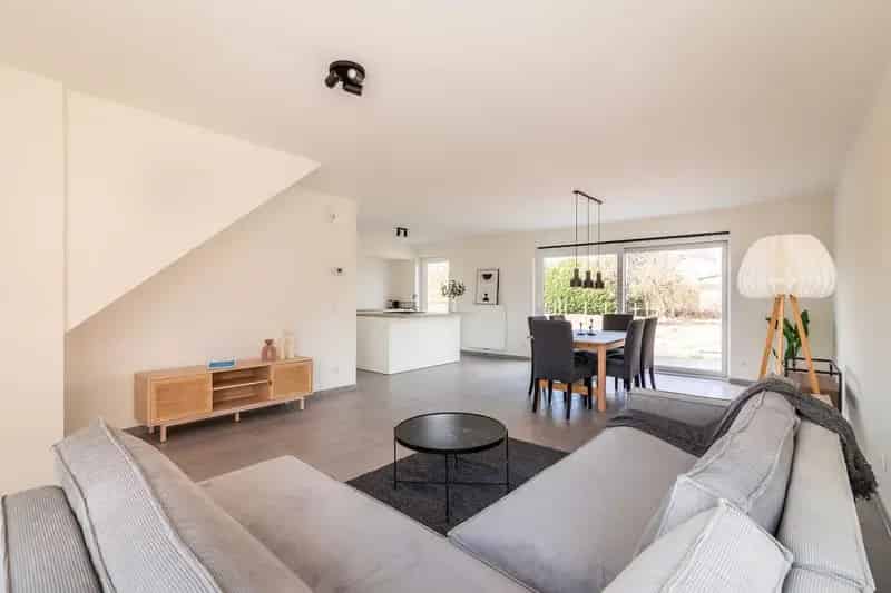 Deux maisons modernes avec un grand jardin à Vezon