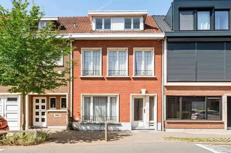 Ruime te renoveren woning in het gegeerde Ekeren-Donk.