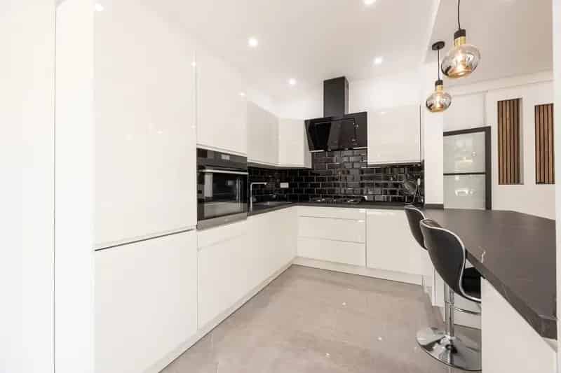 Instapklare en volledige gerenoveerde gezinswoning te Merksem