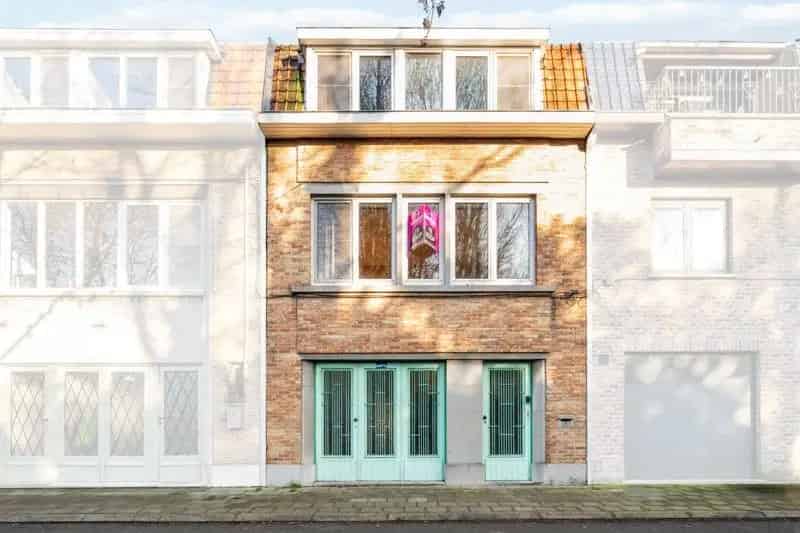 Ruime te renoveren rijwoning met zeer veel mogelijkheden en tuin