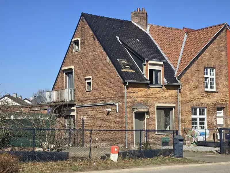 Gezellige, ruime woning met 3 slaapkamers in Genk met verhuurd gedeelte!