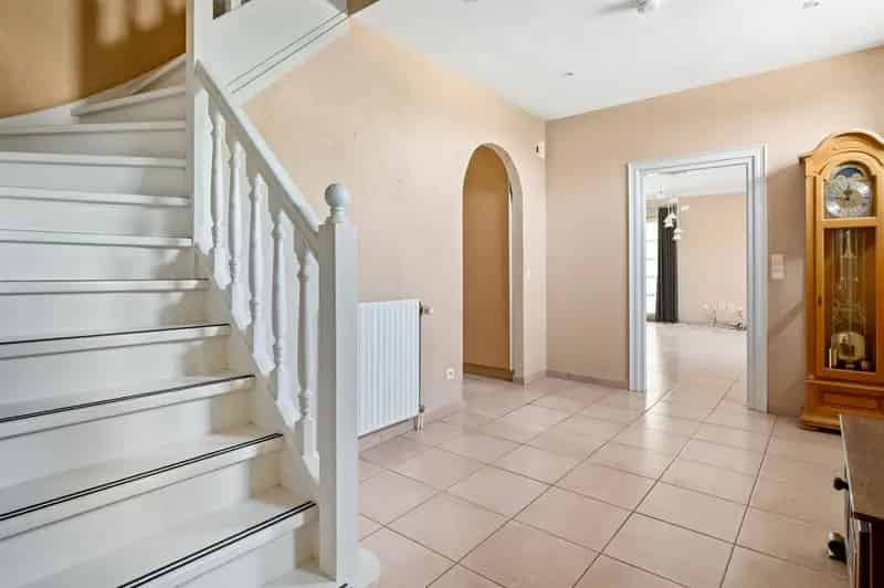 Ruime villa met 6 slaapkamers en zwembad op 2176m²