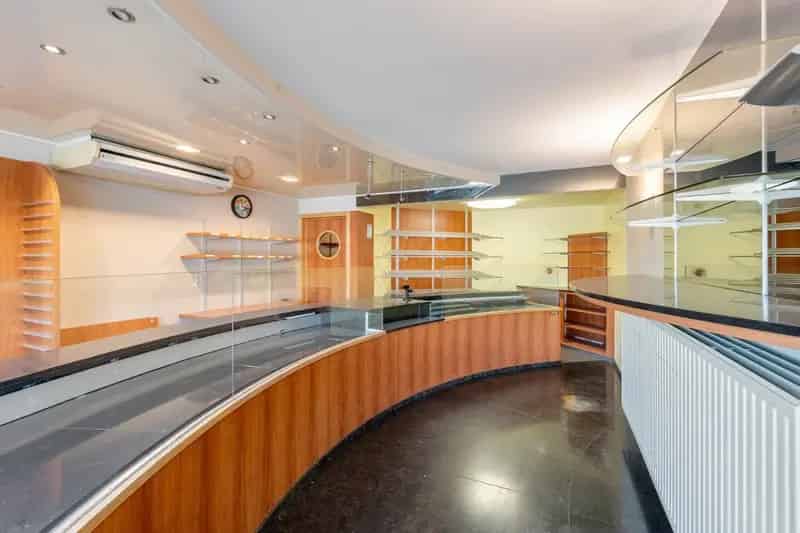 Multifunctioneel gebouw bestaande uit een woning, een winkel en een magazijn/werkplaats gelegen op een rustige locatie te Voorshoven!