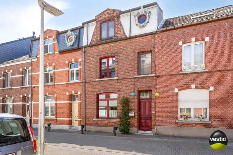 Schitterend gelegen stadswoning met grote tuin en mogelijkheid tot aankoop garagebox!