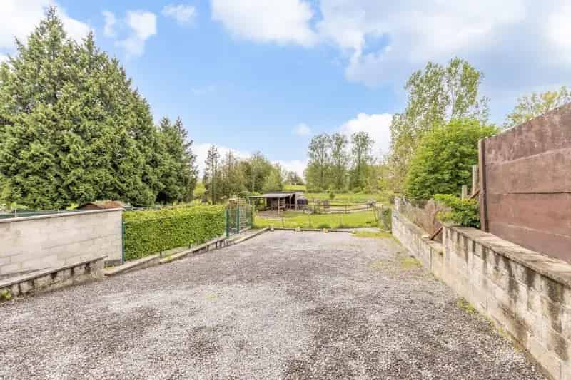 Ruime woning met 4 slaapkamers, garage en diepe tuin met inrit