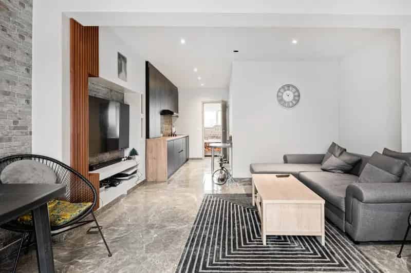 Ruime woning met studio, terras en tuin te koop in Wommelgem!