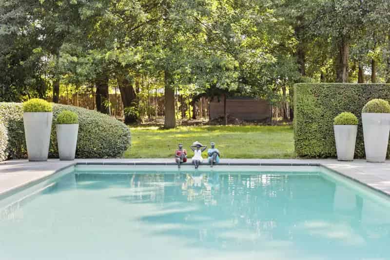 Villa te koop met zwembad poolhouse en tuin