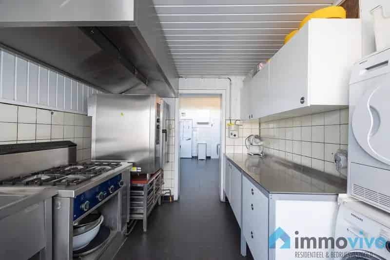 Ruim handelspand (slagerij) met studio en garage