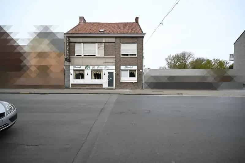 Ruime handelsruimte met woonst in centrum Ardooie!