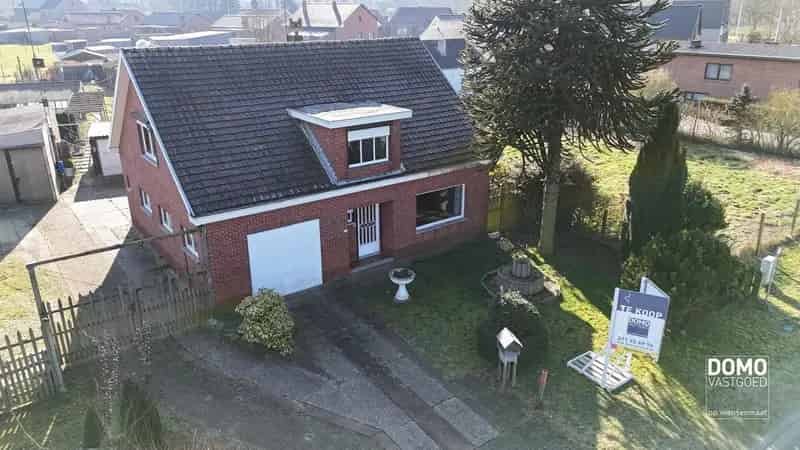 Te renoveren ruime open bebouwing, gelegen te Berbroek.