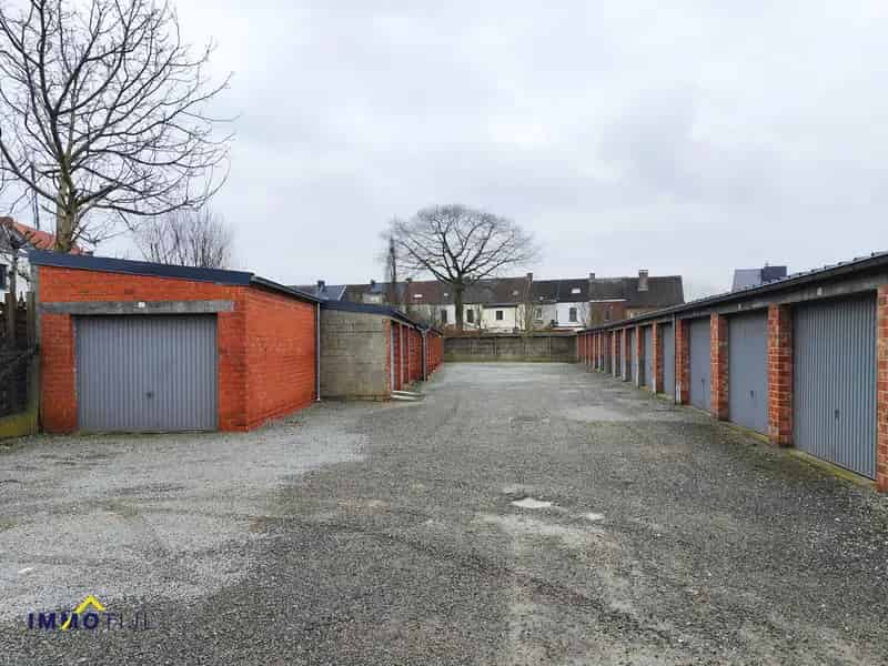 Gesloten garagebox in de stadsrand van Aalst.