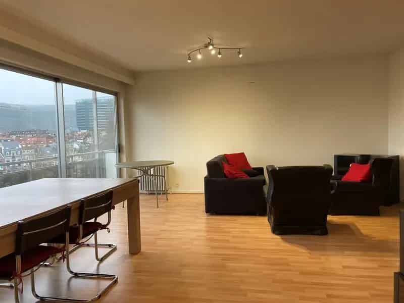 Mooi gemeubeld appartement op de 8de verdieping met een prachtig zicht op de Square