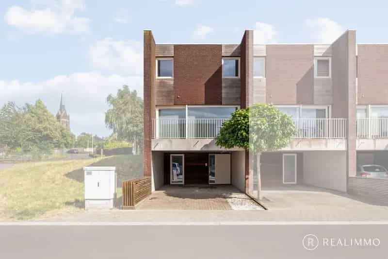 Recente halfopen bebouwing (2017) met tuin, terras en uitweg in rustige wijk
