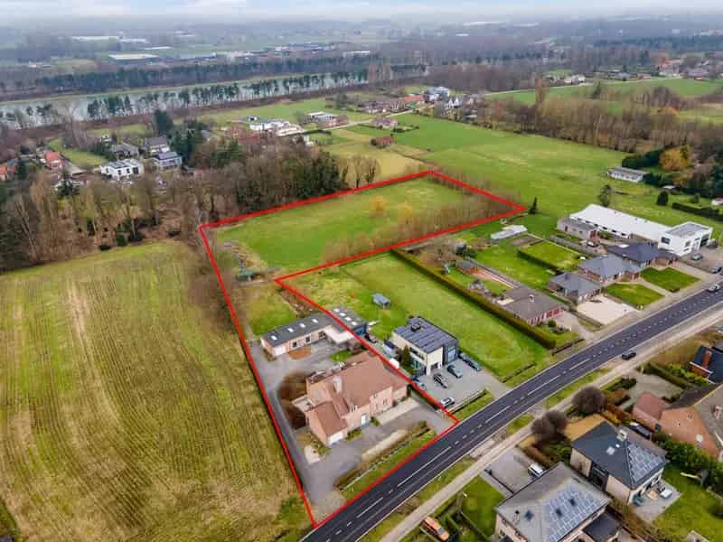Zeer grote villa met zwembad en weide te Duffel
