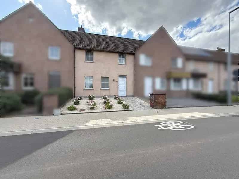 Goed gelegen woning met 3 slaapkamers én achterliggende garage