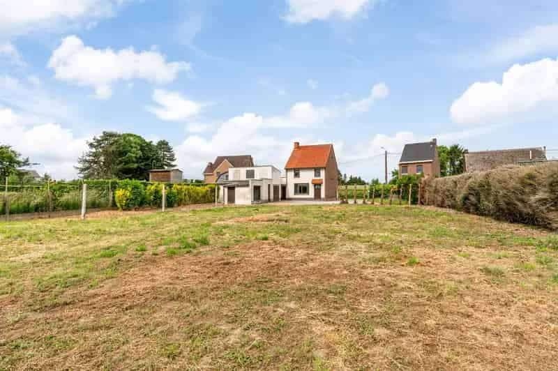 Renovatiewoning met tuin in groene omgeving.