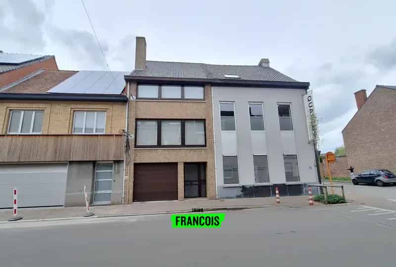 Praktische woning met zonnig terras en dubbele garage in centrum Poperinge.