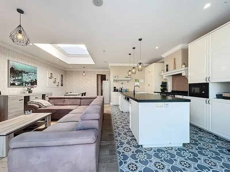 instapklare gezinswoning met 4 slaapkamers, aparte studio en 3 badkamers op perceel van 453m²
