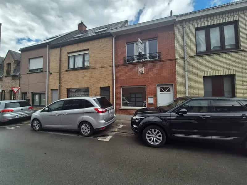 Instapklare vernieuwde woning met terras en tuin.