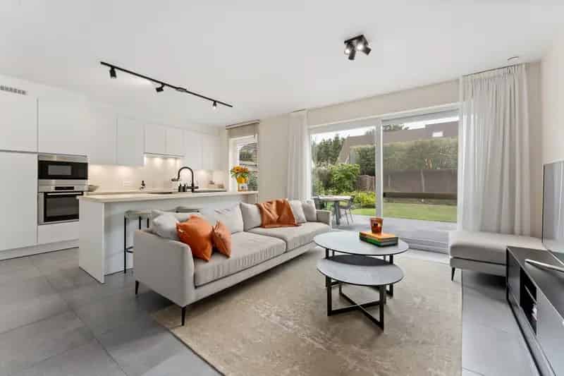 VERKOCHT OP DE 1STE OPEN HUISDAG | Recente 4 slpk woning met tuin, garage en carport op rustige locatie