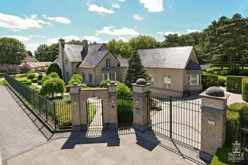 Exclusieve en ruim ingedeelde villa met prachtige tuin in residentiële buurt