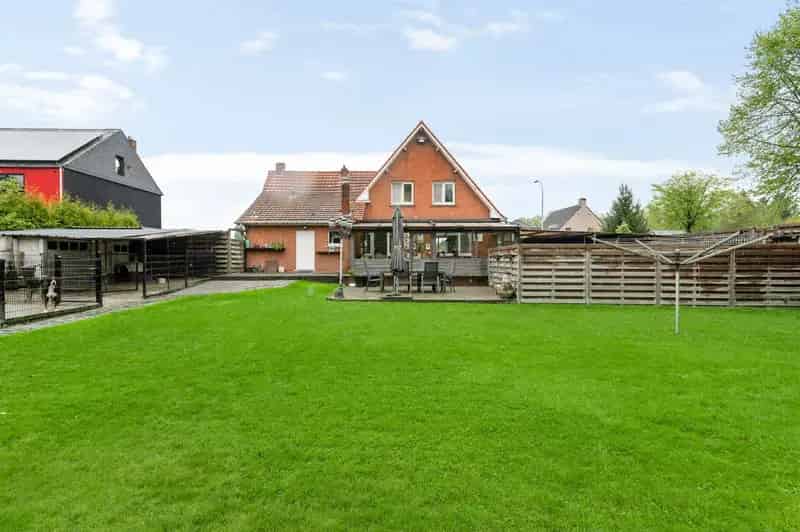 Te renoveren woning met 3 slaapkamers op 1920m²