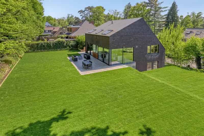 Exclusieve, energiezuinige villa op mooi perceel van ca. 21 are