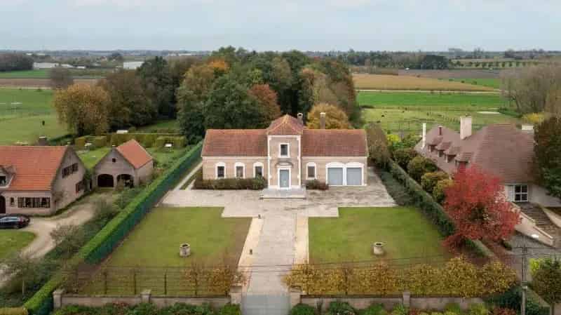Kortemark : Prachtige villa gebaseerd om Romeinse stijl  op een domein van 6.600 m² voorzien van 2 badkamers en 5 slpks.